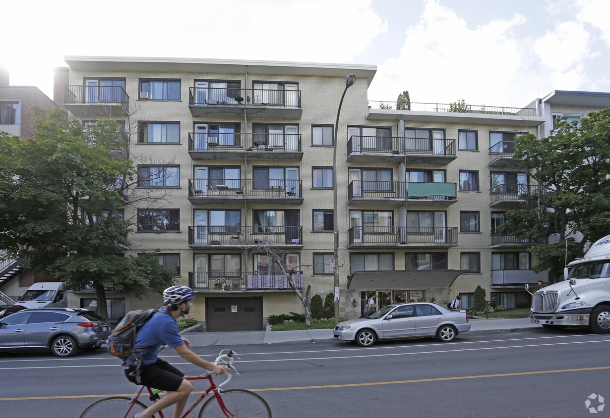 Building Photo - 3525 Boul Édouard-Montpetit