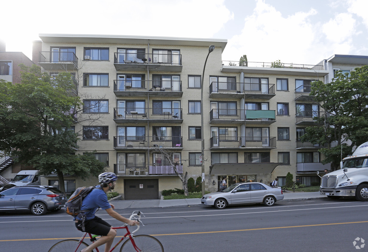 Building Photo - 3525 Édouard-Montpetit