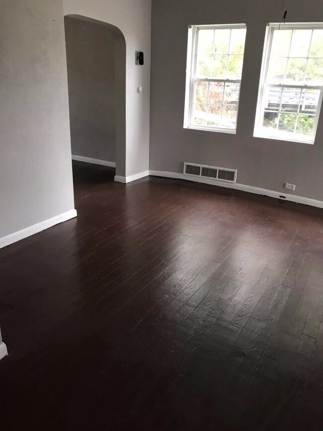 Building Photo - 3 bedrooms 1 bath