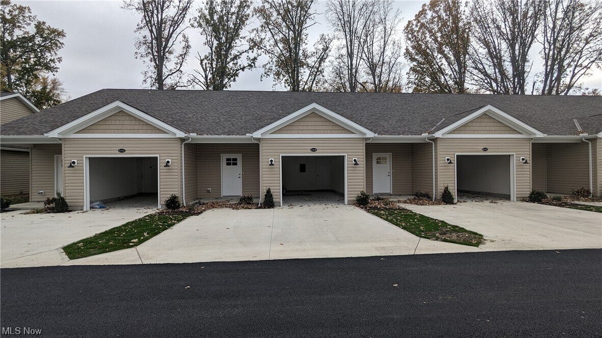 640 Treadway Blvd, Sheffield Lake, OH 44054 Condo for Rent in