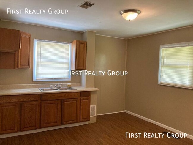 Building Photo - 3 Bedroom, 1 Bath Ranch Single Family home...