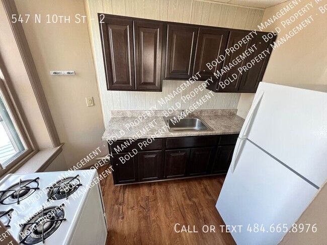 Building Photo - Newly updated 2 Br apartment Heat included