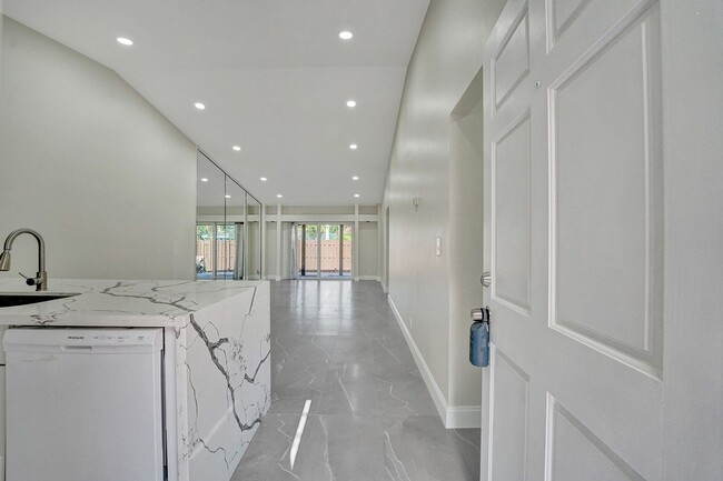 Foto del edificio - Beautifully Renovated 3BR/2BA Townhome in ...