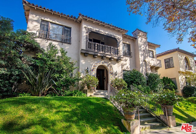 Building Photo - 126 N Sycamore Ave