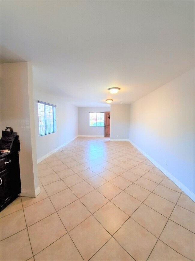 Building Photo - 1634 E Vernon Ave