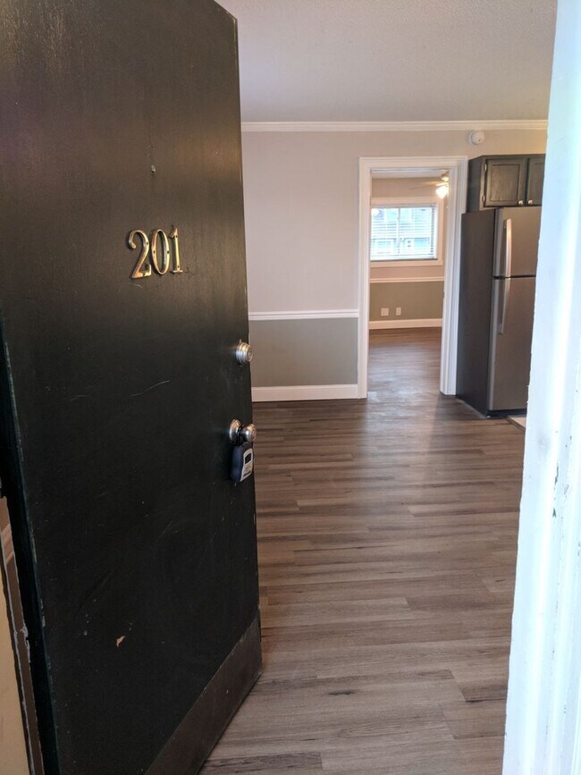 Foto del edificio - Gorgeous  1BR Condo Near UTK | Parking, On-site Laundry