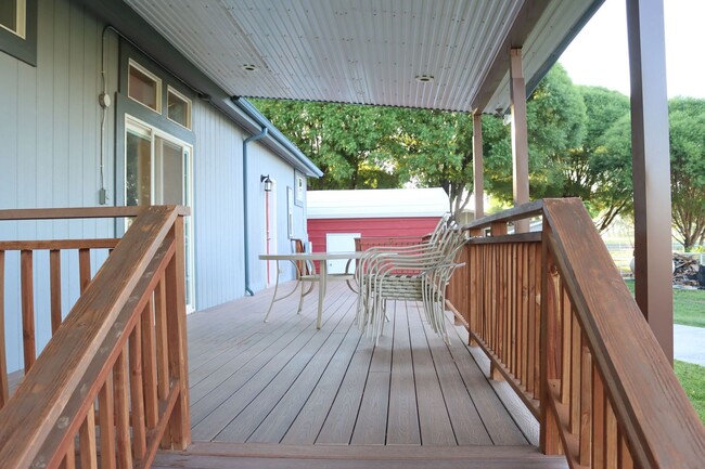 Foto del edificio - Gorgeous location, spectacular amenities, 3 bedroom furnished home for rent.