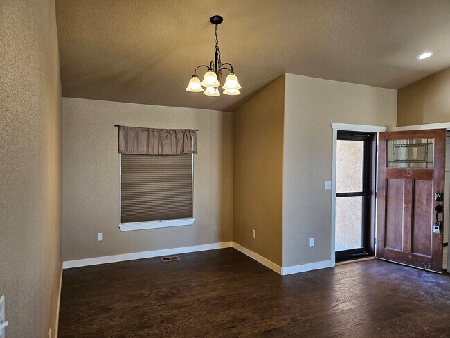 Building Photo - ALL PROSPECTIVE TENANTS MUST SUBMIT A $58 ...