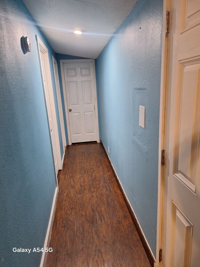 Foto del edificio - 14063 Bradley Rd