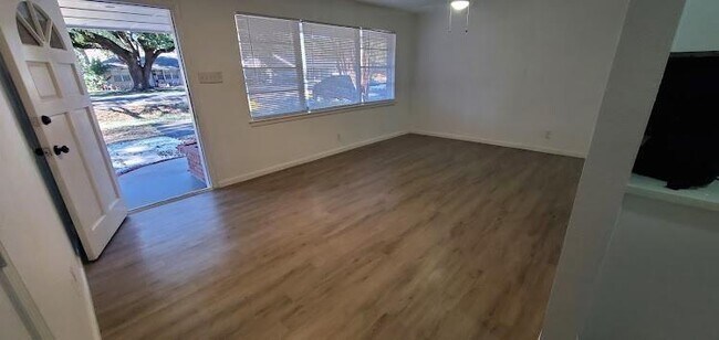 Foto del edificio - 3202 Hollister St