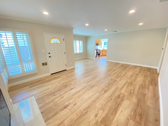 Building Photo - Beautifully Remodeled 3 Bedroom Naples Hom...