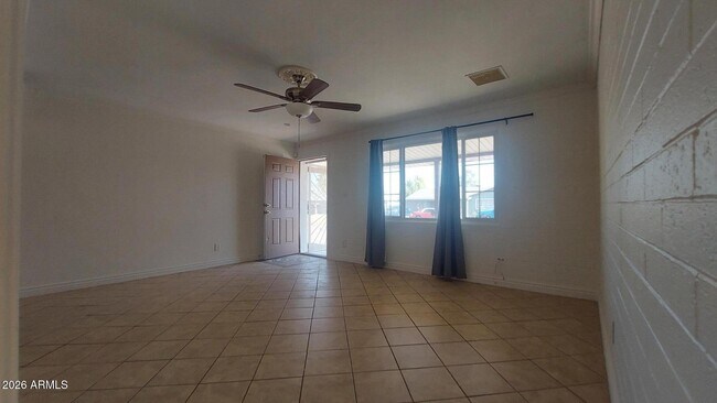 Foto del edificio - 2448 W Freeway Ln