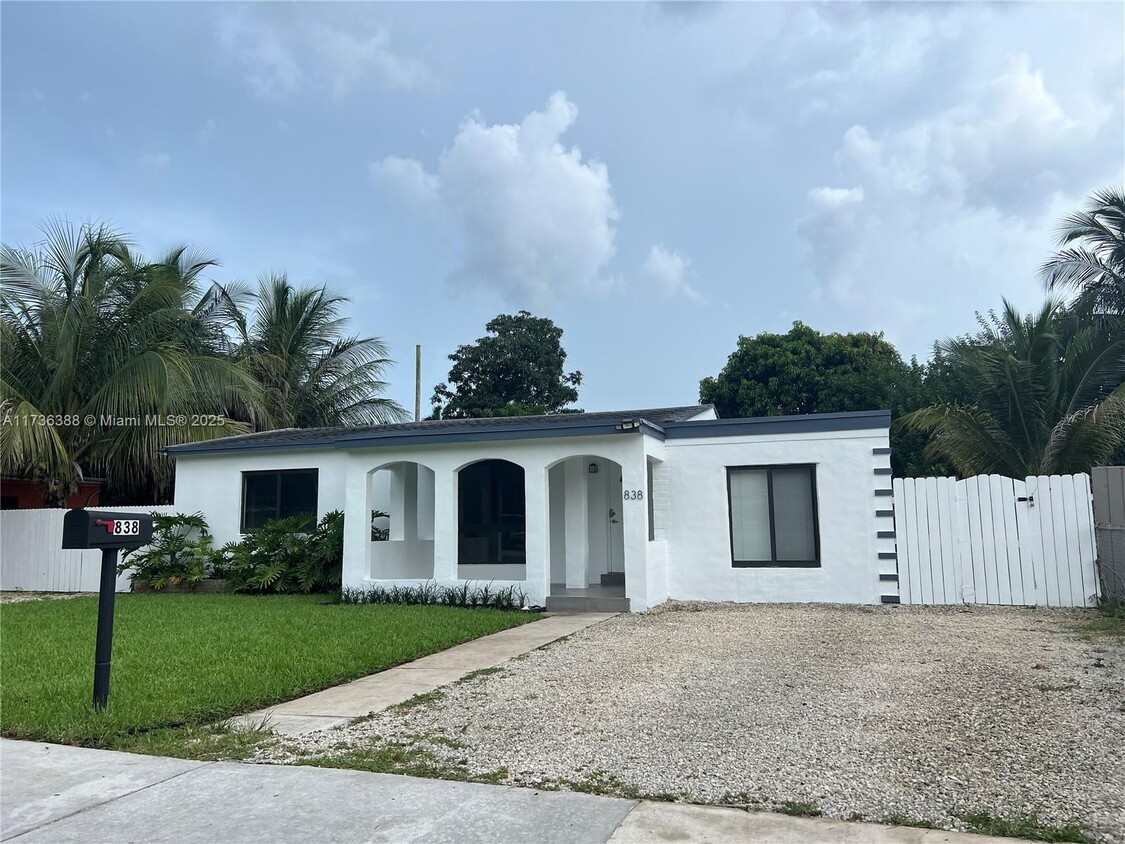 Foto principal - 838 NW 147th St