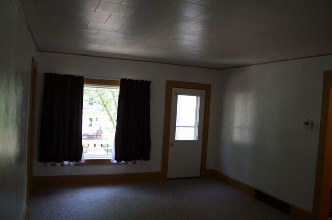 Building Photo - 3 Bedroom Upper