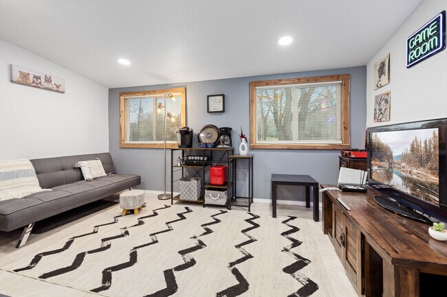 Building Photo - 1701 E Old Prairie Creek Rd