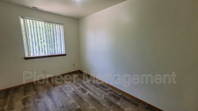 Building Photo - 324 Maylea Pl