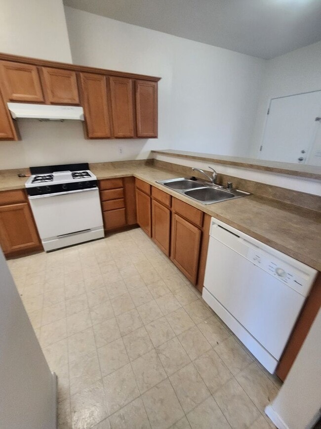 Foto del edificio - Comfortable One Bed, One Bath Apartment- W...