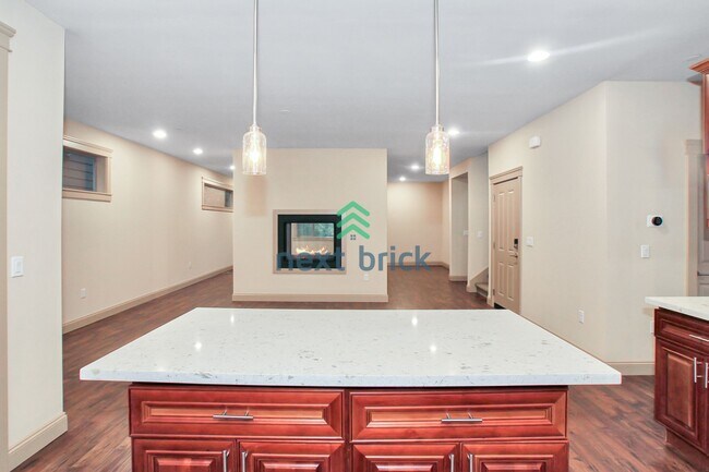 Foto del edificio - 4 BED & 2.5 BATH TOWNHOUSE FOR RENT