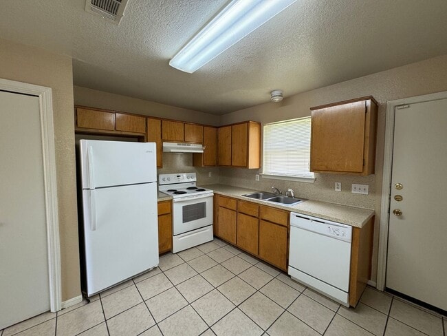 Building Photo - 1002 Circle M Dr