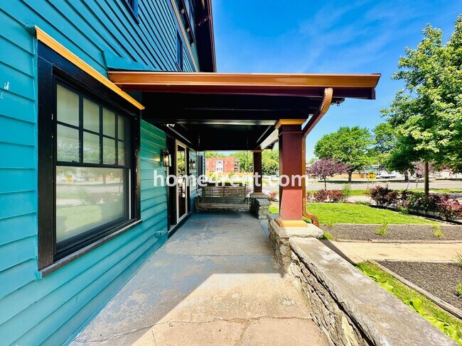 Foto del edificio - Beautiful, KCMO Home with Historic Charm, Updated Kitchen, Wood Floors and a Fenced Yard!