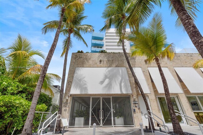 Building Photo - 225 Collins Ave