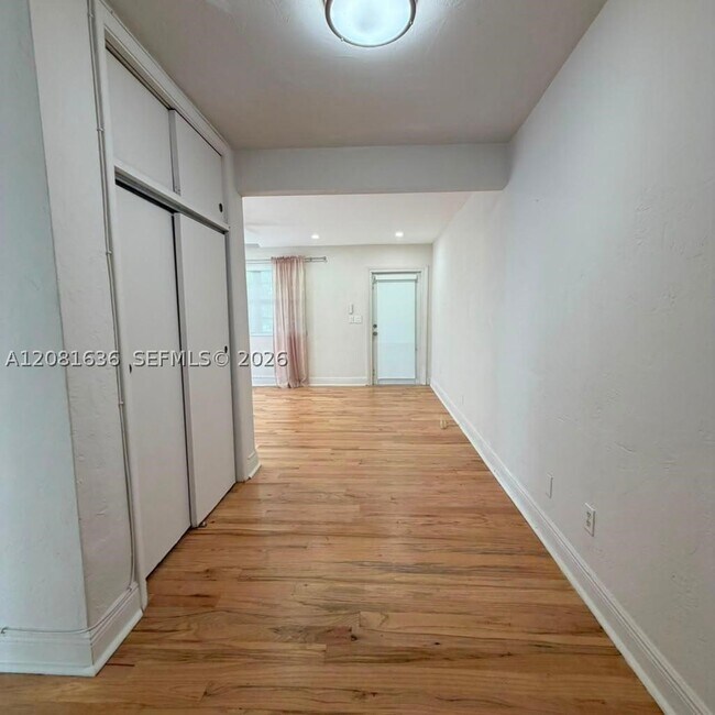 Foto del edificio - 6944 Byron Ave