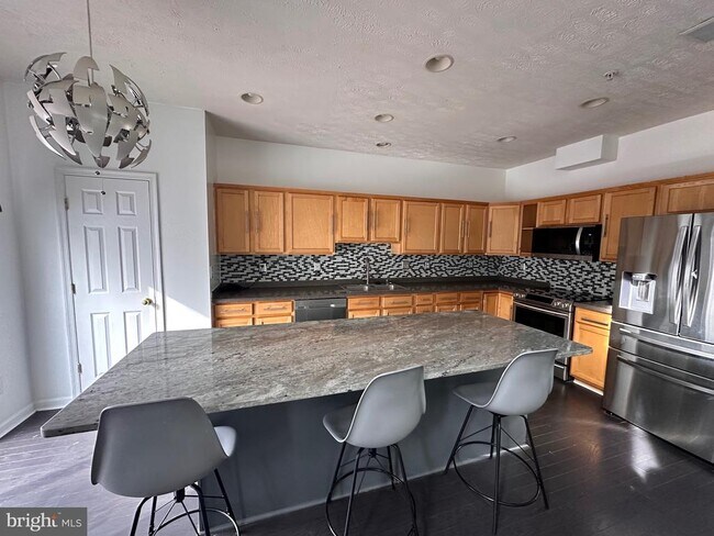 Building Photo - 206 Golden Eagle Way