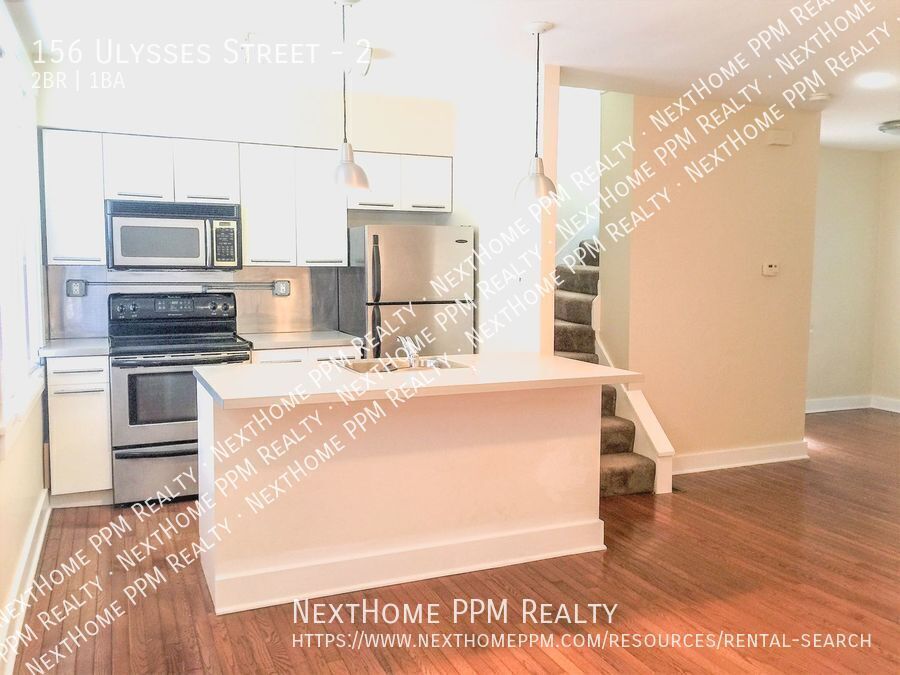 Foto principal - 2 Bedroom Hardwood, Updated Kitchen, A/C!