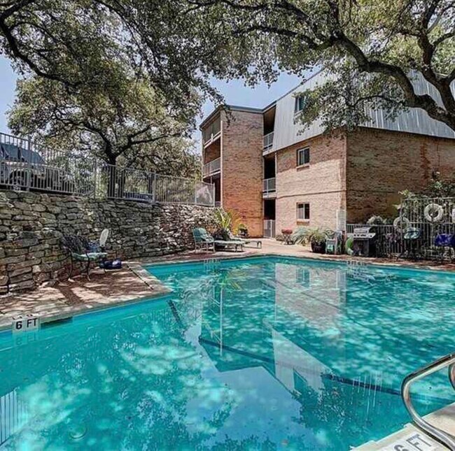 Edificio de condominios, unidad en el último piso, en el medio. - 620 S 1st St