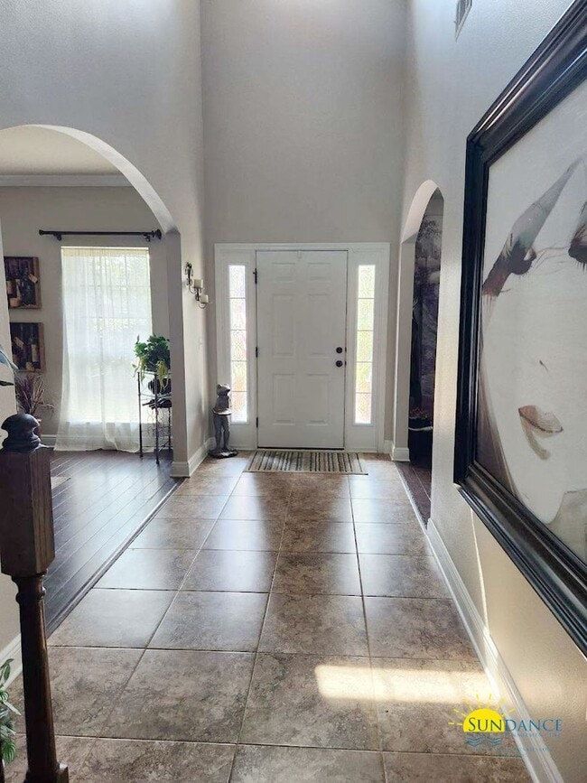 Building Photo - Luxurious 6-Bedroom Home in a Great Neighb...