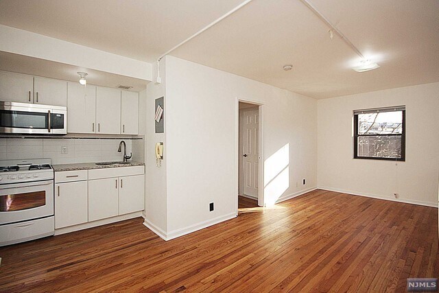 Building Photo - 3020 Edwin Ave