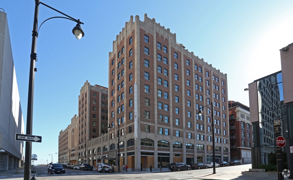 East 9 At Pickwick Plaza Rentals Kansas City, MO