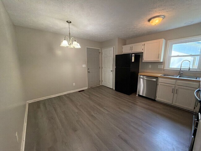 Foto del edificio - NEW LISTING!!