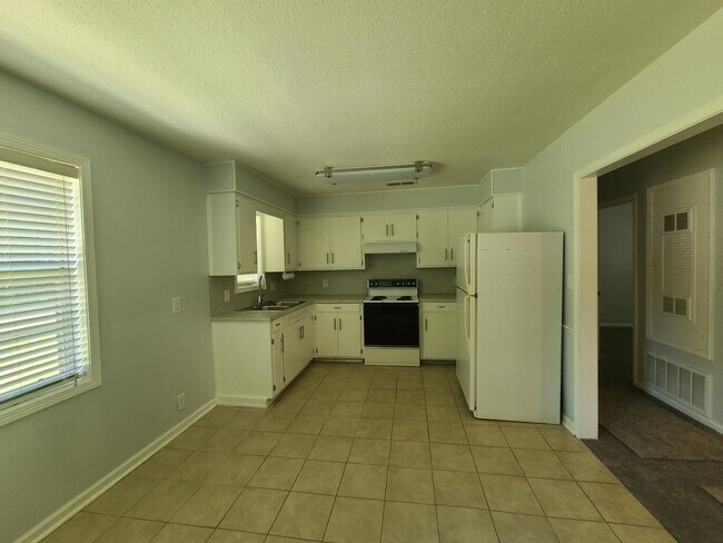 Building Photo - 4 Bedrooms 2.5 Baths, North Columbus