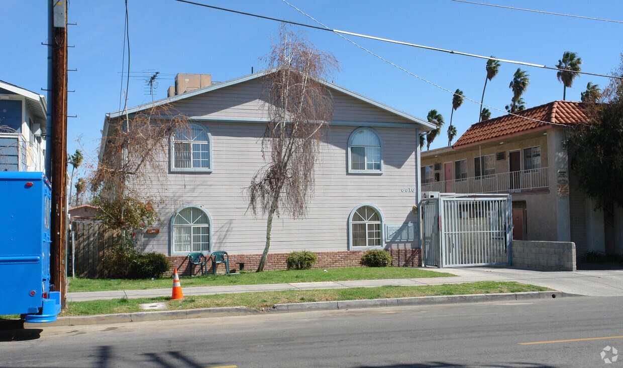 Foto del edificio - 6616 Sylmar Ave