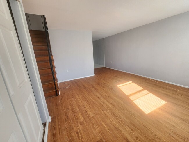 Foto del edificio - Cozy 3 bedroom 1 bathroom town home locate...