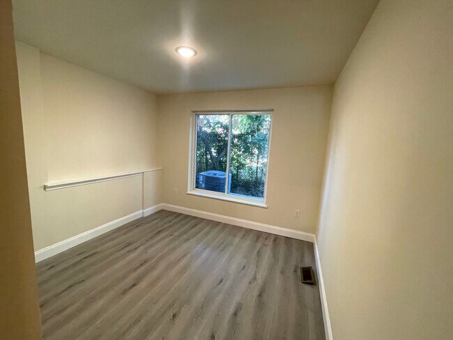 Bedroom with private bathroom - 1616 N Sydenham St