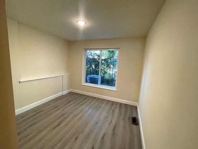 Bedroom with private bathroom - 1616 N Sydenham St