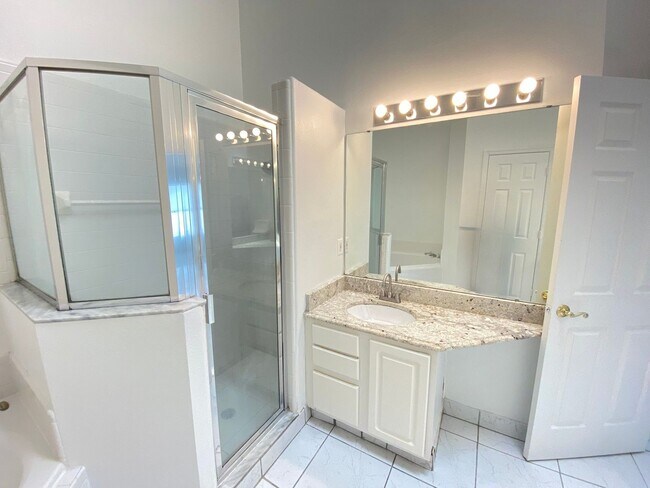 Building Photo - Beautiful Spacious 4 Bedrooms 2 Bathrooms ...