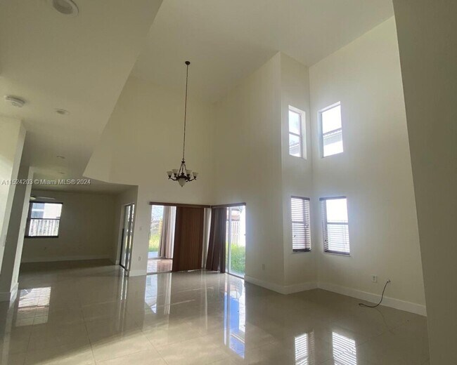 Building Photo - $3,900 14154 SW 151st Ave