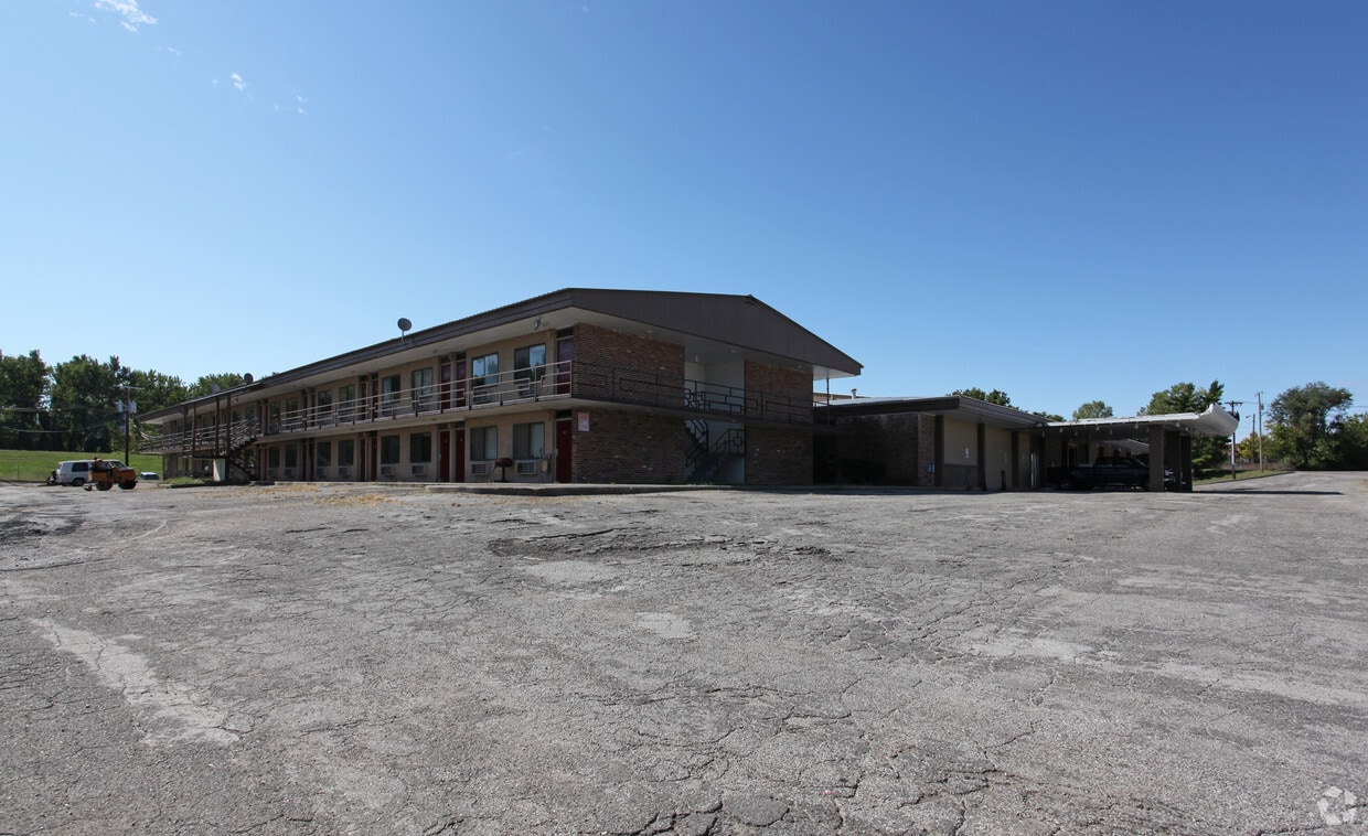 Holiday Apartments Apartments in Kansas City, MO