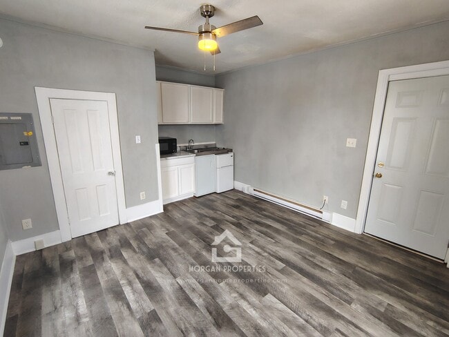 Building Photo - 725 W 8th St