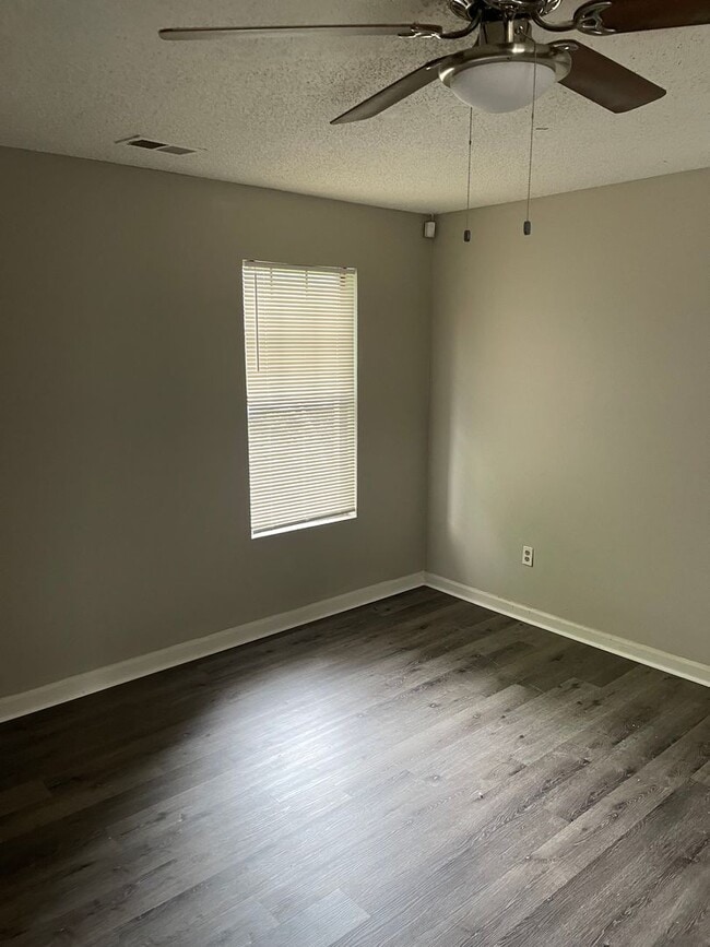 Building Photo - For lease 5 bedrooms at an affordable rate of $1,100.00