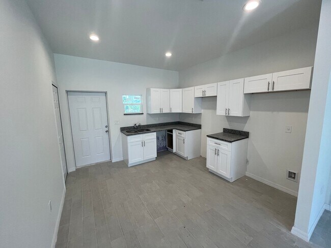 Building Photo - LOCATION LOCATION LOCATION-BRAND NEW 2 BED...