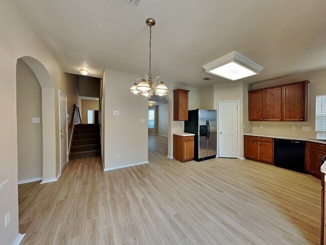 Foto del edificio - 8213 Cedarcrest Ln