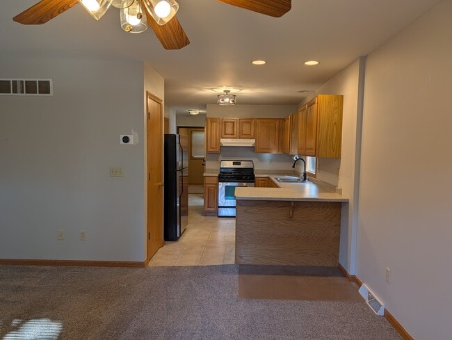 Cocina 1 con electrodomésticos modernos - 6036 W Mitchell St