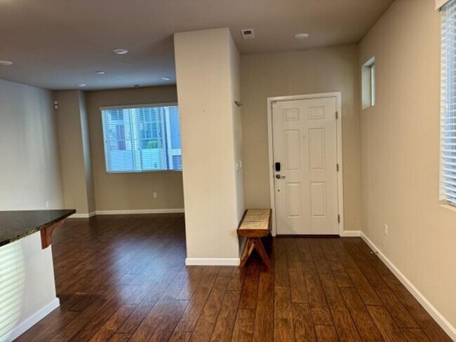 Building Photo - Air Conditioned Beautiful Home in Lynnwood