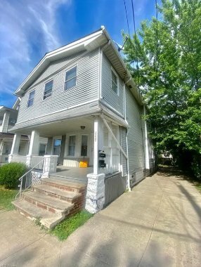 Building Photo - 2231 W 105th St