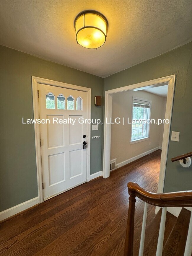 Foto del edificio - Charming and Updated Home in Raleigh Court with Fenced In Yard, Lawn Care Included!