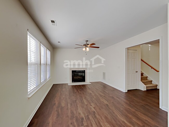 Foto del edificio - 5515 Whispering Wind Ln